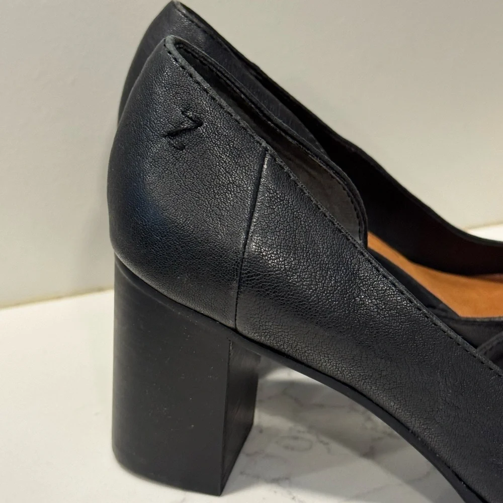Zodiac Gracie Women's Black Leather Side Cutout pumps